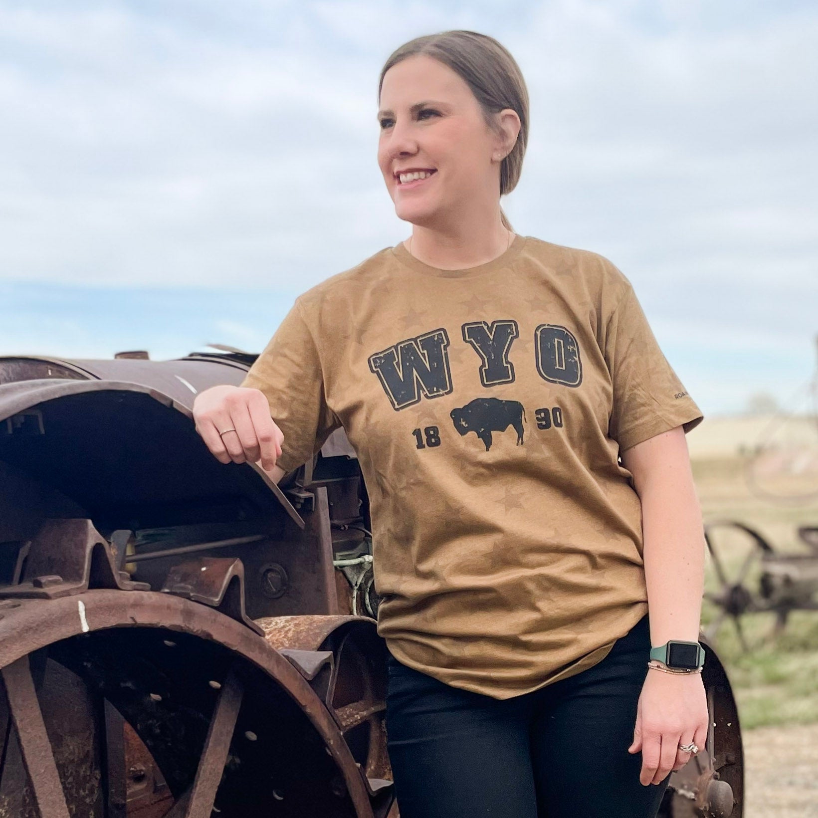 WYO tee. Unisex WYO brown and black tee. Wyoming Americana Tee. Western Americana. Roam Around Wear is a Wyoming t-shirt company based out of GIllette, Wyoming